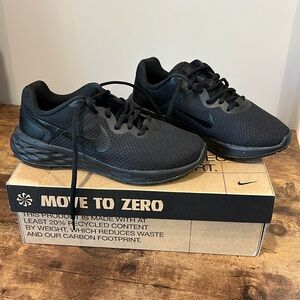 Women’s Nike black sneaker